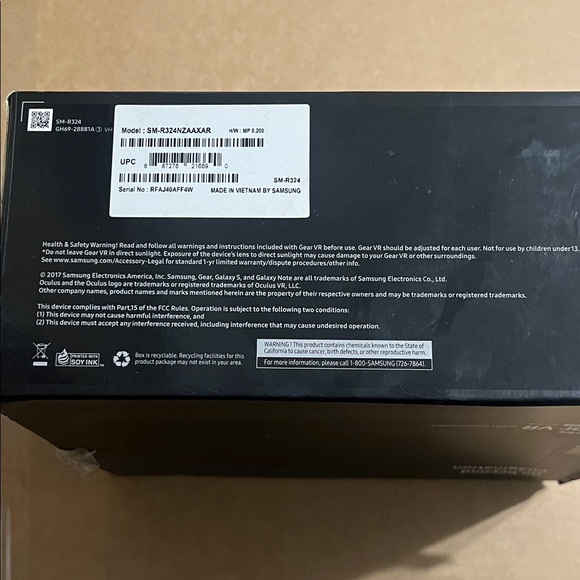 Samsung Gear VR Headset with Controller - Dark Gray - Picture 3 of 16